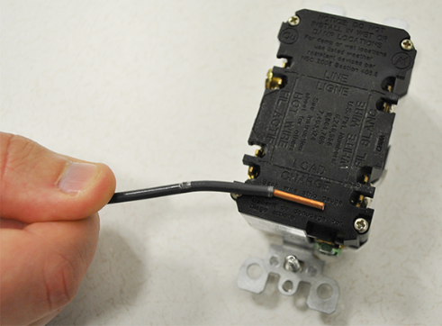 When stripping wires, use the gauge shown on the back of the device to measure the correct length.