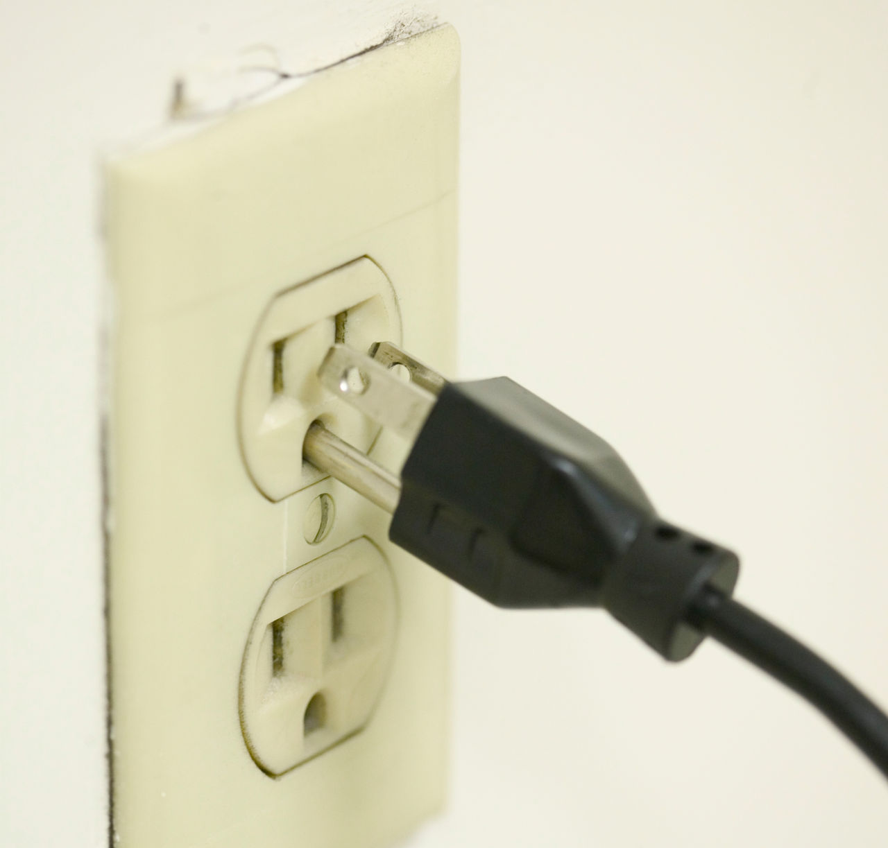 Loose Plug in Outlet